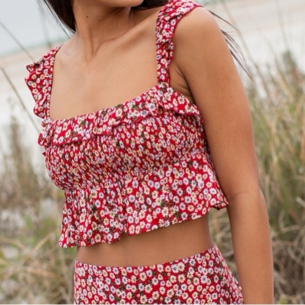 NATURAL LIFE Red Daisies Smocked Megan Top Cropped Tank Top